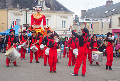 Les marionnettes avec la batucada